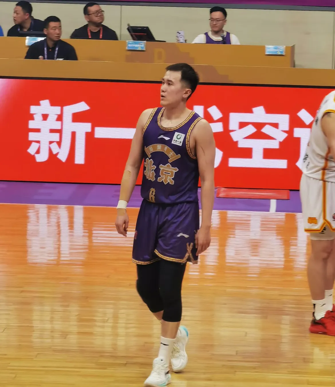 今夜CBA常规赛传出新动向,山东男篮迎来里程碑,管理层表态——气氛紧张,细节决定成败的简单介绍 今夜CBA常规赛传出新动向,山东男篮迎来里程碑,管理层表态——气氛紧张,细节决定成败的简单介绍