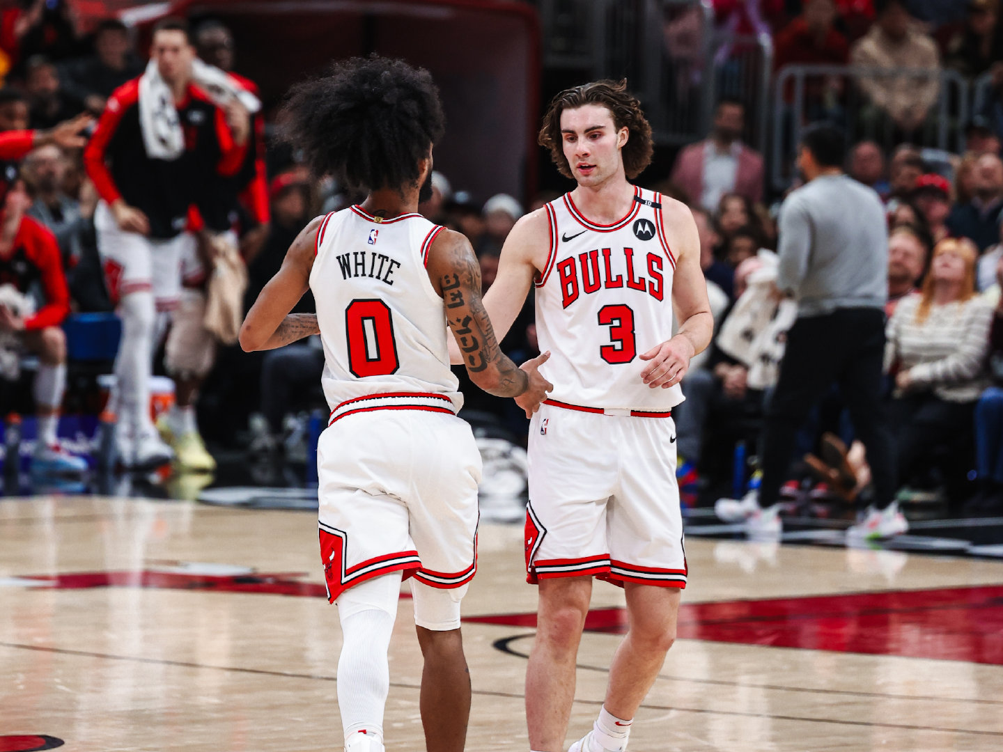 包含多伦多猛龙训练开放日，赛后豪取连胜引欢呼，NBA常规赛在即，资深球员宣示担当的词条