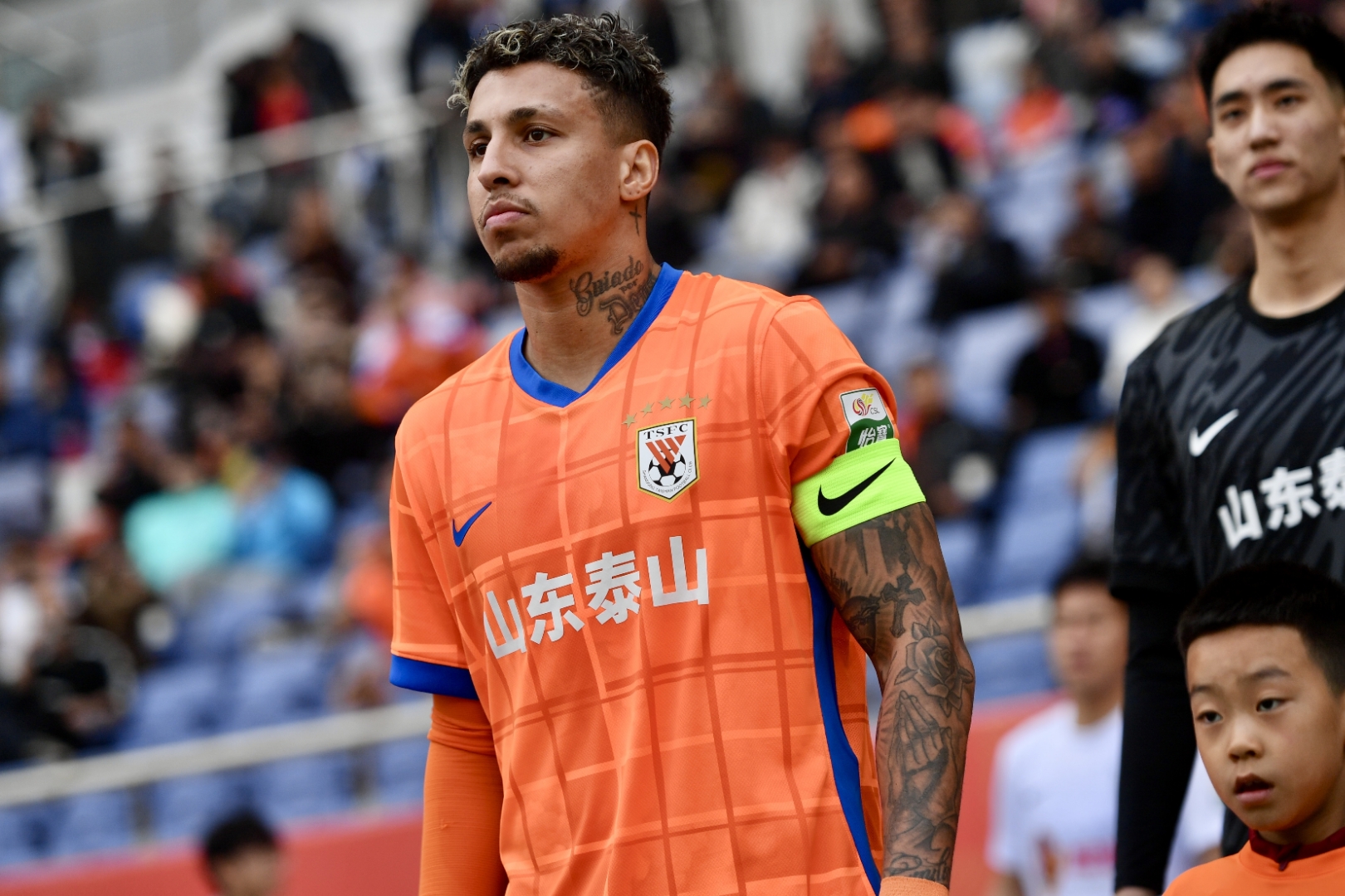 关于荷甲赛程吃紧；山东泰山清晨防线松动；质疑声仍在；临场指挥获称赞的信息