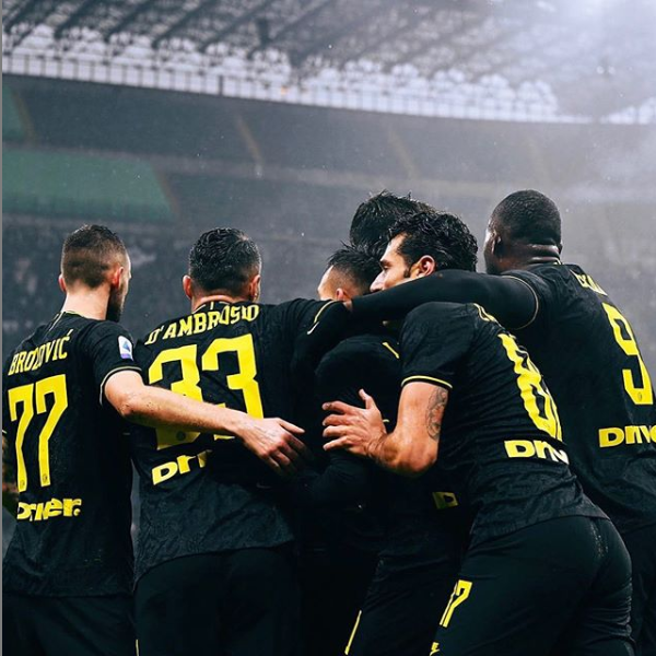 罗马内部会议纪要流出——赛后更衣室发声，欧联使命明确，轮换策略成焦点的简单介绍爱游戏app